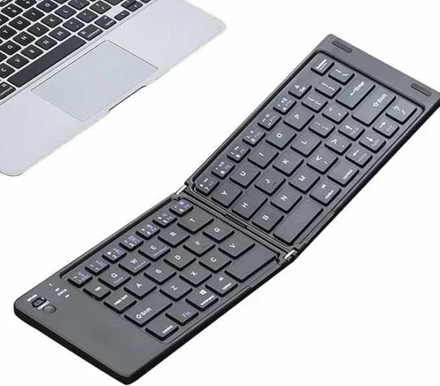 Sklopiva tastatura pored laptopa – poređenje veličine